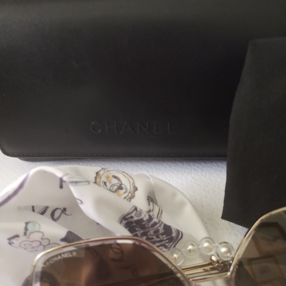CHANEL SUNGLASSES WITH PEARL ATTACHMENT - Picture 2 of 16